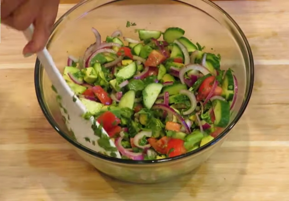 Ensalada de Aguacate, Pepino y Tomate con trucha al horno con jamon y pan tipo wasa